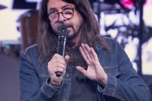 Bang Showbiz / Dave Grohl nearly quit making music in the 90s