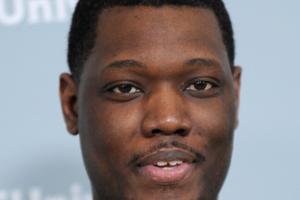 Bang Showbiz / Michael Che has taken aim at The Roast of Kevin Hart