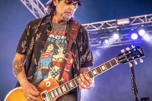 Bang Showbiz / Phil Campbell's funeral has taken place in Wales