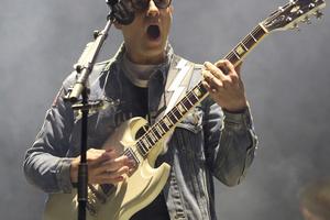 Bang Showbiz / Weezer are dropping a new album this summer