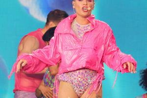 Bang Showbiz / Pink is afraid of heights
