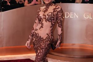 Bang Showbiz / Betty Gilpin has heaped praise on Jennifer Lopez.