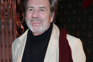 Bang Showbiz / Robert Lindsay has hit back at Harris Dickinson