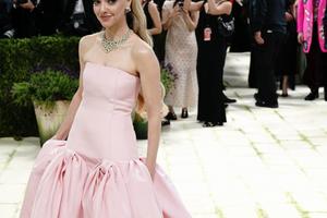 Bang Showbiz / Amanda Seyfried has opened up about Lindsay Lohan.