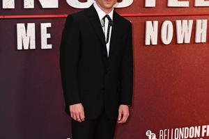 Bang Showbiz / Jeremy Allen White backs social media bans for children