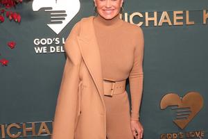 Bang Showbiz / Yolanda Hadid is engaged