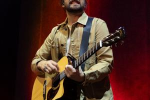 Bang Showbiz / Singer Noah Kahan