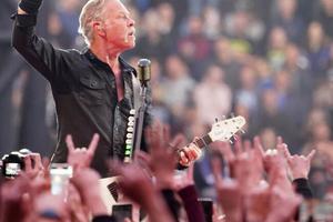 Bang Showbiz / Metallica boldly paid tribute to local hero Sir Tom Jones by reviving a hit previously banned at the same venue