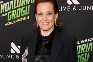 Bang Showbiz / Sigourney Weaver doesn't plan to retire.