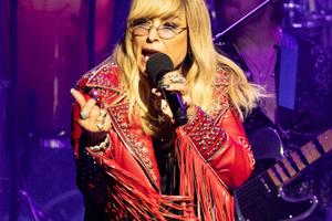 Bang Showbiz / Anastacia talks cancer battle.