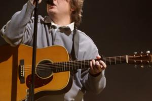 Bang Showbiz / Lewis Capaldi thinks it is important to keep having therapy.