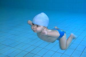 Baby diving during swimming lessons. Dreamstime/TCA