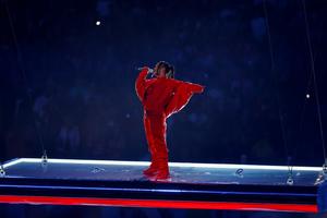 Bang Showbiz / Rihanna's surprise appearance at Jay-Z's concert sent fans wild