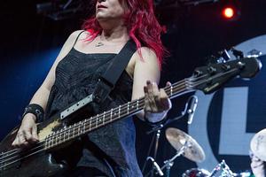Bang Showbiz / L7 star Jennifer Finch has brain cancer
