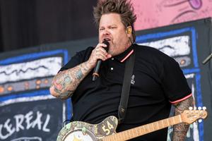 Bang Showbiz / Jaret Reddick's son took a tumble during Bowling For Soup's Cardiff Castle concert.