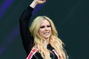 Bang Showbiz / Avril Lavigne sang at Taylor Swift's wedding