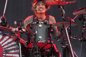 Bang Showbiz / Tommy Lee injected Jack Daniels