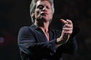 Bang Showbiz / Jon Bon Jovi sparks concern after cutting New York concert short