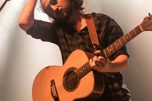 Bang Showbiz / Noah Kahan has jokingly asked Congress to enforce diaper wearing at concerts