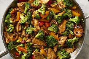 This spicy stir-fry with tender chunks of chicken breast and veggies cooks in just 15 minutes. (Alex Lepe/TCA)