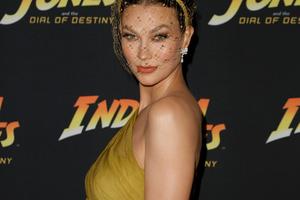 Bang Showbiz / Karlie Kloss praises her 'ahead of the trend' parents