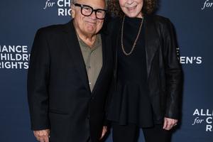 Bang Showbiz / Danny DeVito and Rhea Perlman remain close despite separating in 2017