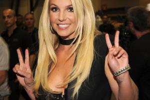 Bang Showbiz / Britney Spears has been left with a droopy eyelid