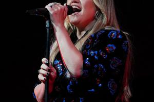Bang Showbiz / Kelly Clarkson dished on one of her cringiest breakup stories