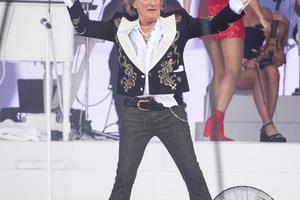 Bang Showbiz / Rod Stewart has postponed a show due to health issues