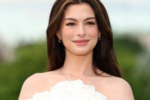 Bang Showbiz / Pregnant Anne Hathaway knows baby's gender.