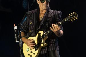 Bang Showbiz / Vivian Campbell is undergoing cancer treatment again
