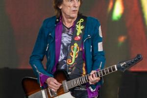 Bang Showbiz / Ronnie Wood keeps on rocking with the Rolling Stones