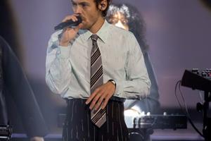 Bang Showbiz / Harry Styles has revealed how he' washes off' his superstar stage persona after performing.