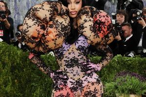 Bang Showbiz / Cardi B prioritises her children.