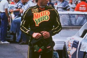 Bang Showbiz / Randy Quaid slams 'woke' Anne Hathaway's Days of Thunder casting