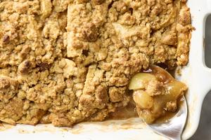 This easy classic has a warm cinnamon-spice apple filling and a sweet, buttery crumb topping. (Alex Lepe/TCA)