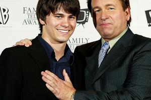Bang Showbiz / Jason Ritter felt pressure to be as funny as his late dad John Ritter