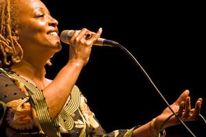 Bang Showbiz / Jazz pioneer Cassandra Wilson has died