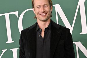 Bang Showbiz / Glen Powell gives' very serious' update on Michelle Randolph romance.
