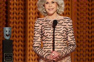 Bang Showbiz / Jane Fonda pays emotional tribute to Dolly Parton
