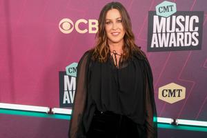 Bang Showbiz / Alanis Morissette's former business manager stole almost $5 million from her