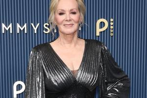 Bang Showbiz / Jean Smart made history with her Emmy Win