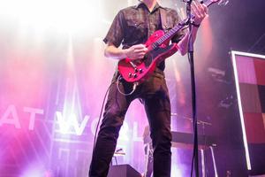 Bang Showbiz / Jim Adkins cancels Jimmy Eat World dates after emergency surgery