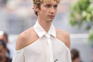 Bang Showbiz / Troye Sivan has written a 'love letter' to the inspiring girls in his life