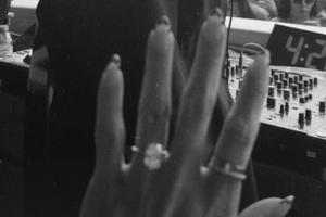 Bang Showbiz / Nikki Hall showed off her engagement ring (c) Instagram.