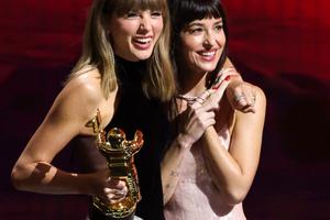 Bang Showbiz / Taylor Swift and Dakota Johnson talk about true crime a lot