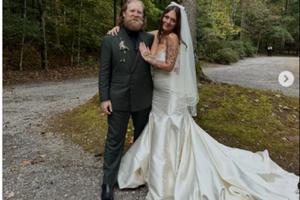 Bang Showbiz / Dan Tooker and Elle King have got married (c) Instagram