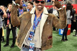 Bang Showbiz / Shemar Moore undergoes 3 surgeries to fix 'ugly' feet after going to extreme lengths to hide them