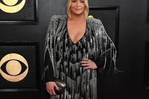 Bang Showbiz / Miranda Lambert has praised female artists