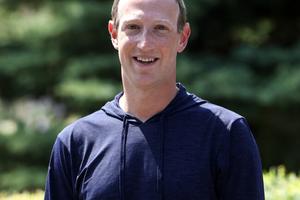 Bang Showbiz / Jeremy Strong plays Mark Zuckerberg in the movie